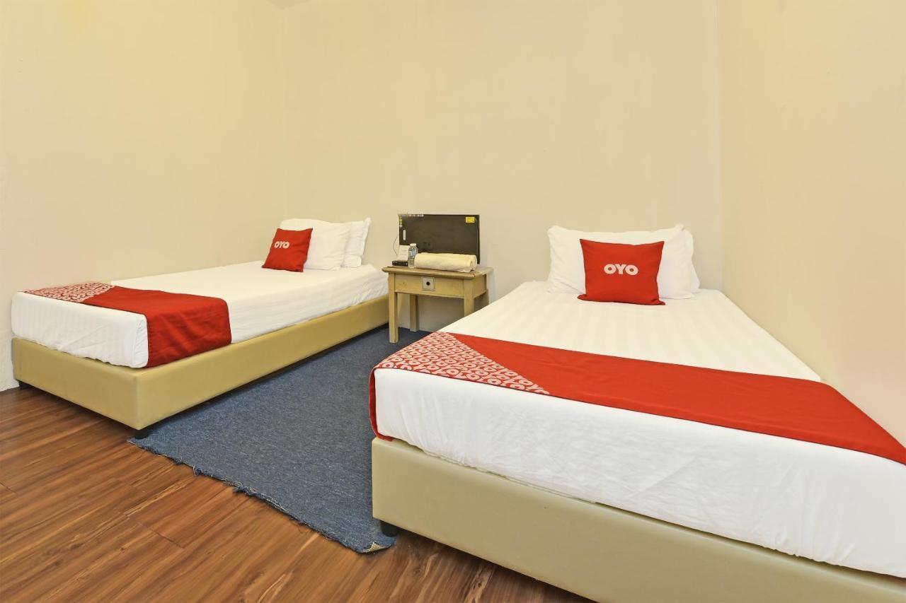 F Hotel Sungai Dua Bukit Kültér fotó